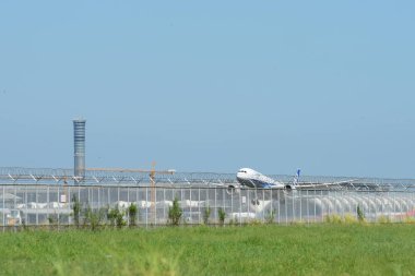 Havaalanından kalkan yolcu uçağı görüntüsü, seyahat kavramı 