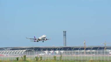 Havaalanından kalkan yolcu uçağı görüntüsü, seyahat kavramı 