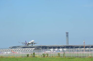 Havaalanından kalkan yolcu uçağı görüntüsü, seyahat kavramı 