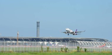 Havaalanından kalkan yolcu uçağı görüntüsü, seyahat kavramı 