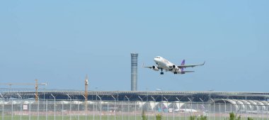 Havaalanından kalkan yolcu uçağı görüntüsü, seyahat kavramı 