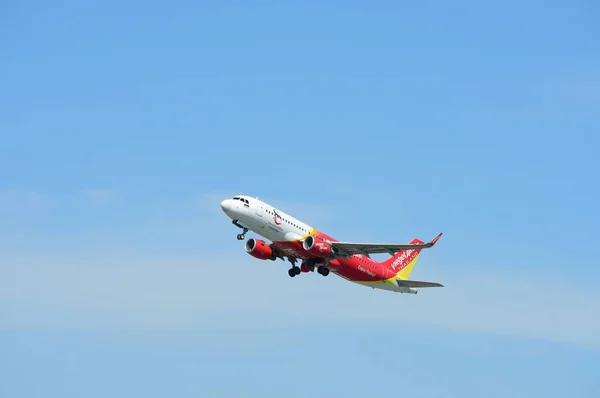 Vista Del Avión Pasajeros Despegando Del Aeropuerto Concepto Viaje — Foto de Stock