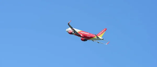 Blick Auf Ein Vom Flughafen Startendes Passagierflugzeug Reisekonzept — Stockfoto