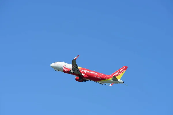 Vista Del Avión Pasajeros Despegando Del Aeropuerto Concepto Viaje — Foto de Stock