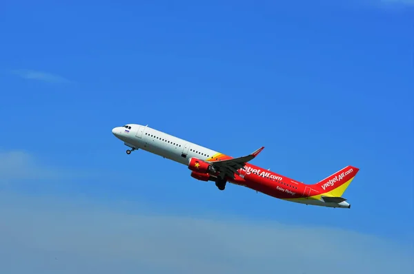 Vista Del Avión Pasajeros Despegando Del Aeropuerto Concepto Viaje — Foto de Stock