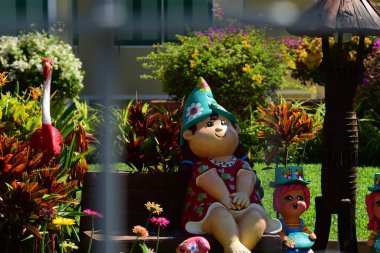 Gündüz vakti renkli çiçeklerle park manzarası 