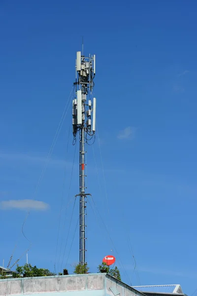 Hoge Elektriciteitstoren Blauwe Lucht Achtergrond — Stockfoto