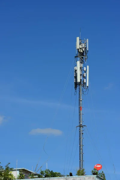 Mavi Gökyüzü Arka Planında Yüksek Elektrik Kulesi — Stok fotoğraf