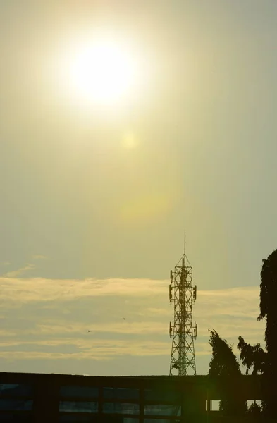 Hoge Elektriciteitstoren Zonsondergang Achtergrond — Stockfoto