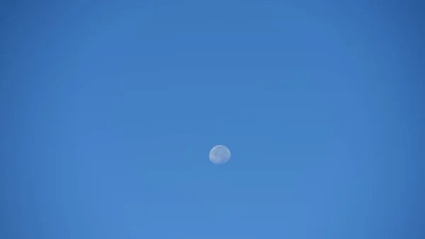 Pełnia Księżyca Sylwetka Czystym Błękitnym Niebie Ciągu Dnia — Zdjęcie stockowe