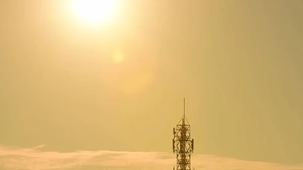 Ψηλός Πύργος Ηλεκτρικής Ενέργειας Στο Φόντο Ηλιοβασίλεμα — Φωτογραφία Αρχείου