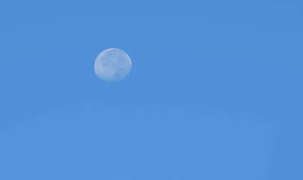 Silhouette Luna Piena Sul Cielo Azzurro Chiaro Giorno — Foto Stock