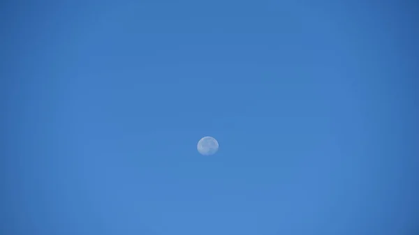 Silhouette Pleine Lune Sur Ciel Bleu Clair Jour — Photo