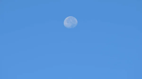 Pełnia Księżyca Sylwetka Czystym Błękitnym Niebie Ciągu Dnia — Zdjęcie stockowe