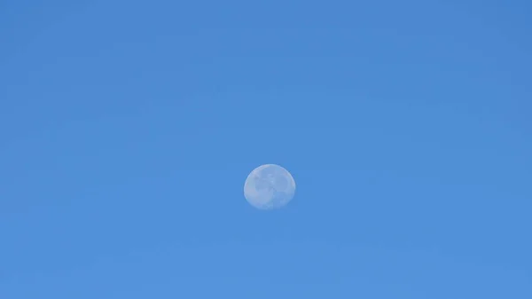 Silueta Lună Plină Cer Albastru Clar Timpul Zilei — Fotografie, imagine de stoc