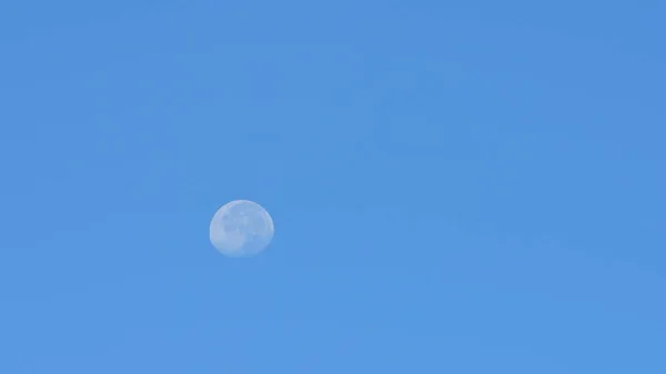 Silueta Luna Llena Cielo Azul Claro Durante Día — Foto de Stock