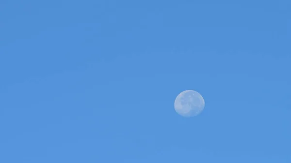 Silhouette Luna Piena Sul Cielo Azzurro Chiaro Giorno — Foto Stock