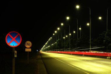 Boş otoban gece aydınlatması, kopyalama alanı 