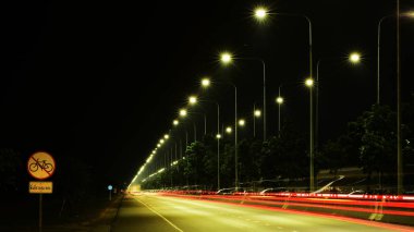 Boş otoban gece aydınlatması, kopyalama alanı 