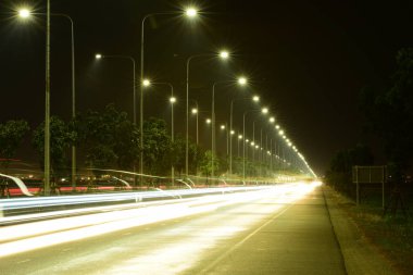 Boş otoban gece aydınlatması, kopyalama alanı 