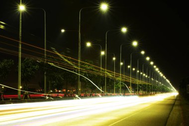 Boş otoban gece aydınlatması, kopyalama alanı 