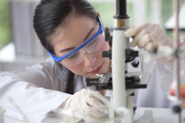 Bilim adamları laboratuvarda bilimsel testler üzerinde çalışıyorlar. Bilim gücü kimyasal test ve analiz veya deneysel ilaç ve aşı üretimi gerçekleştirdi