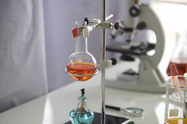 Cam test tüpleri ve mavi zemin üzerinde renkli sıvıyla moleküler yapısı olan mataralar.