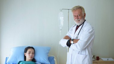 Doktor hastayla ilgileniyor, cesedi kontrol ediyor ve hastanedeki hastayla konuşuyor.