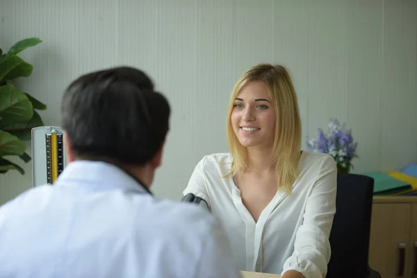 Woman Talking Doctor Psychiatrist Hospital Discuss Issue Find Solutions Mental — Stock Photo, Image
