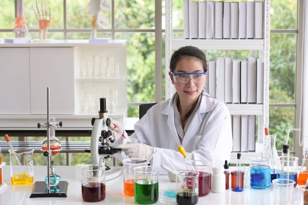 Wetenschappers Werken Het Laboratorium Close Van Een Wetenschapper Jonge Vrouwelijke — Stockfoto