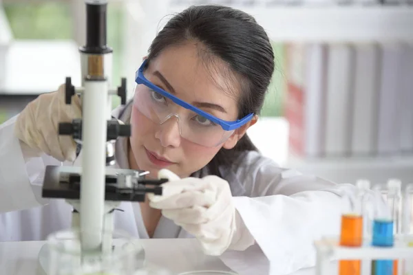 Forskare Arbetar Vetenskapliga Tester Labbet Vetenskaplig Kraft Utför Kemisk Testning — Stockfoto