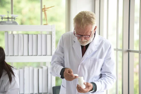 Los Científicos Están Trabajando Laboratorios Ciencias — Foto de Stock