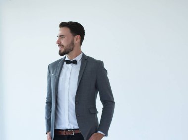 Takım elbiseli şık adam stüdyoda poz veriyor.