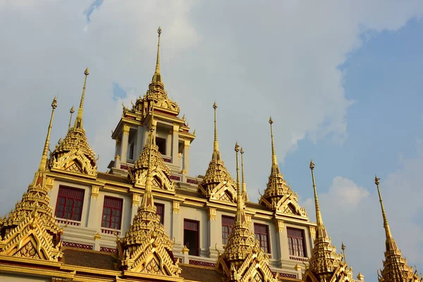 Низькокутний Вид Древніх Золотих Буддистів Храм Вдень — стокове фото