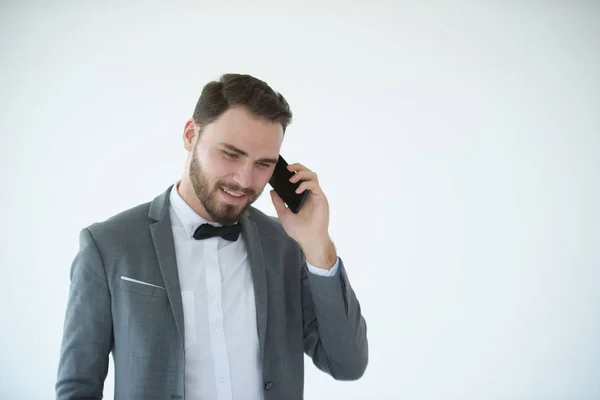 Eleganza Uomo Parlando Smartphone Sfondo Bianco — Foto Stock