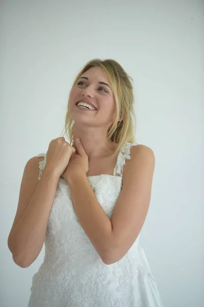 Stüdyoda Poz Veren Beyaz Elbiseli Güzel Mutlu Gelin — Stok fotoğraf