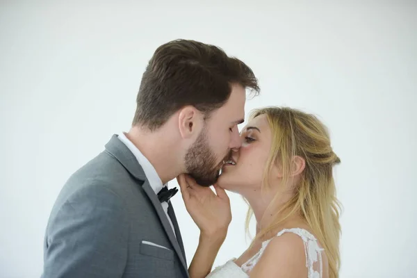 Jovem Casal Apaixonado Beijando Durante Casamento — Fotografia de Stock