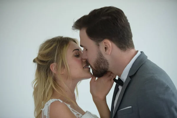 Junges Verliebtes Paar Küsst Sich Während Der Ehe — Stockfoto