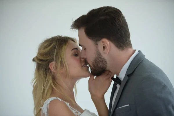 Jovem Casal Apaixonado Beijando Durante Casamento — Fotografia de Stock