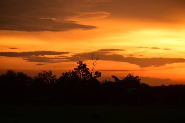 Dağ manzarasında güzel bir gün batımı