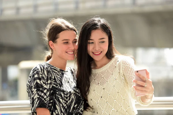 Two Young Women Using Smartphone — Stock Photo, Image