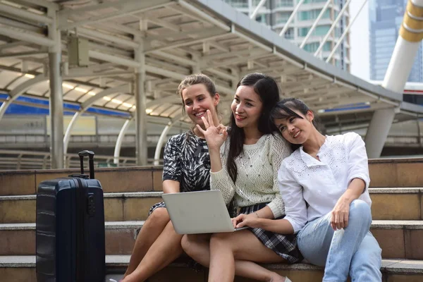 Three Girls Using Laptop City Downtown — Stock Photo, Image