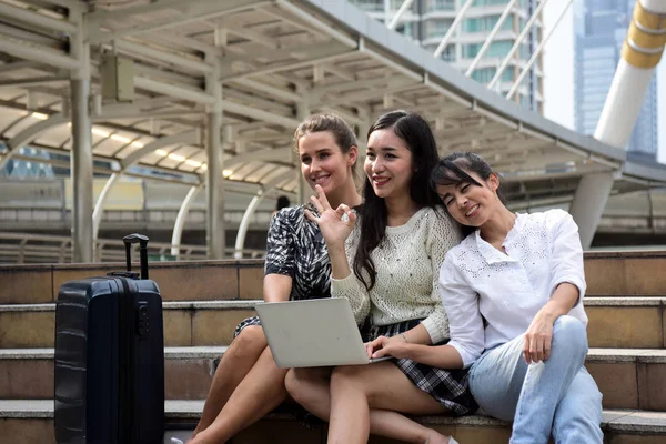 Three Girls Using Laptop City Downtown — Stock Photo, Image