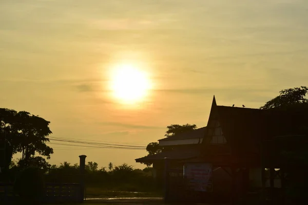 ดวงอาท ตกเหน ชนบทในประเทศไทย — ภาพถ่ายสต็อก