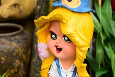 Bahçede güzel renkli süslemeler