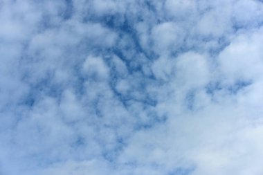 Beyaz bulutlu mavi gökyüzü