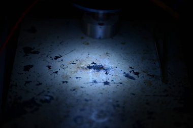 Koyu arkaplanda kirli mavi