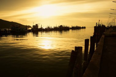 Tayland 'da bir balıkçı köyünde gün batımı