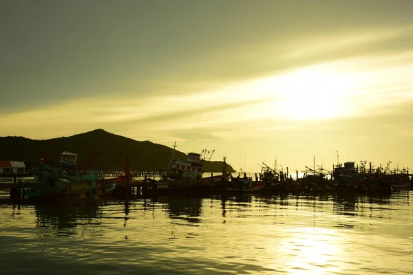 Čas Západu Slunce Nad Rybářskou Vesnicí Thajsku — Stock fotografie