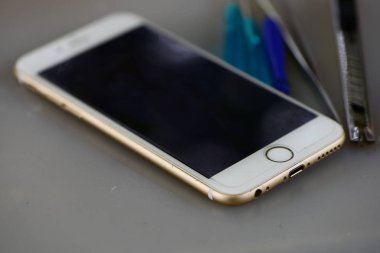 Onarım servisindeki akıllı telefonu kapat  